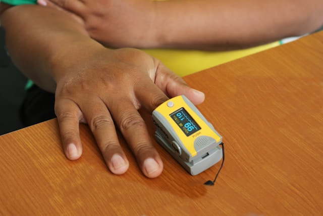 Saturationsmåler: Et vigtigt værktøj til overvågning af blodets oxygenmætning